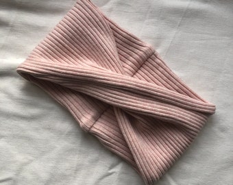 Ribbed headband with twist / pink