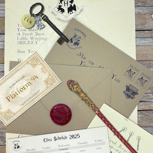 Lettera di accettazione personalizzata per la scuola di magia, Scuola di Magia, pacchetto completo comprensivo di chiave personalizzata, elenco dei materiali, programma delle lezioni, bacchetta magica ecc.