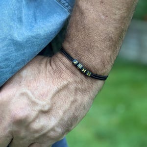 Pulsera con nombre o letra negra Pulsera con letras de surfista Pulsera con letras Pulsera personalizada con deseos Pulsera de la amistad Pulsera con letras de pareja