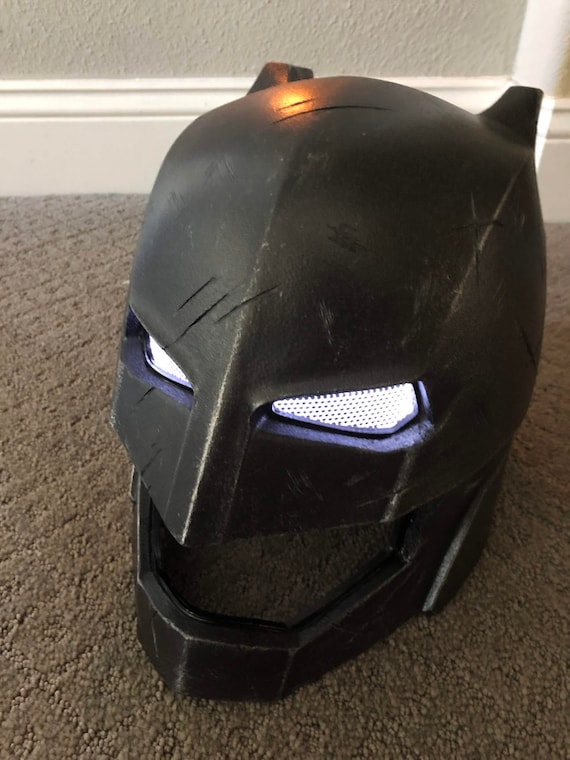 新品＆送料込み　バットマンArmored 1：1 LED　コスプレマスク 1:1 Lifesize Wearable Armored Batman Dark Hero Cosplay Hard