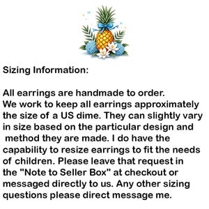 Pu&ograve; includere: Una tazza di ceramica bianca con un design avvolgente che presenta una vivace e colorata illustrazione di vari funghi. La tazza ha un manico standard e una finitura lucida.