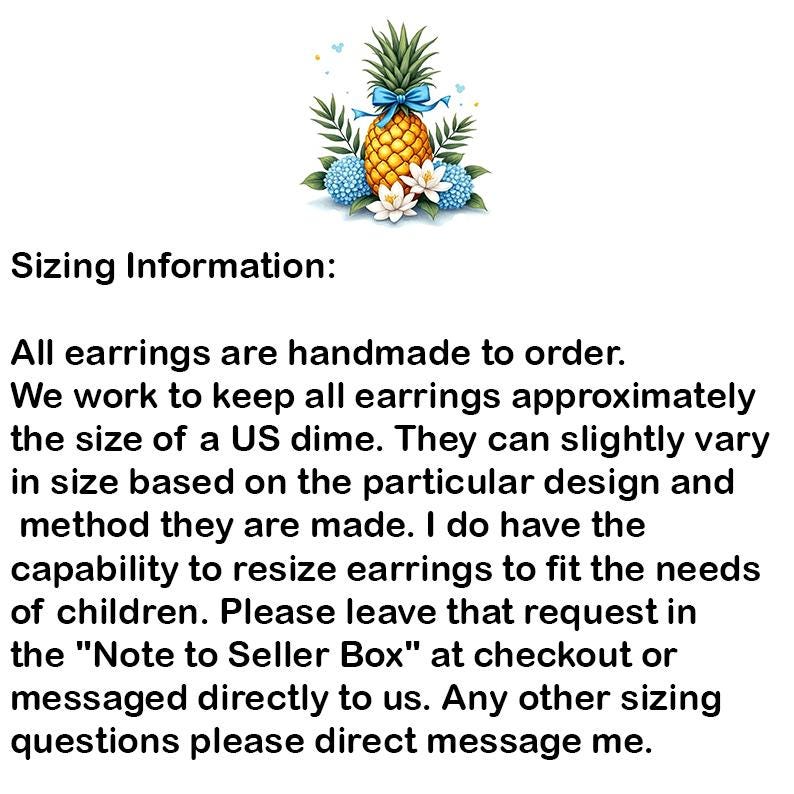 Pu&ograve; includere: Una tazza di ceramica bianca con un design avvolgente che presenta una vivace e colorata illustrazione di vari funghi. La tazza ha un manico standard e una finitura lucida.