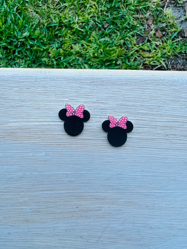 Classic Minnie Earrings: Disney Park Accessories, Handmade Acrylic Nickel Free Studs, Hypoallergenic bild 5