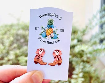 Estas botas están hechas para caminar. Pendientes: Mickey Cowboy, joyería western, pendientes hechos a mano.