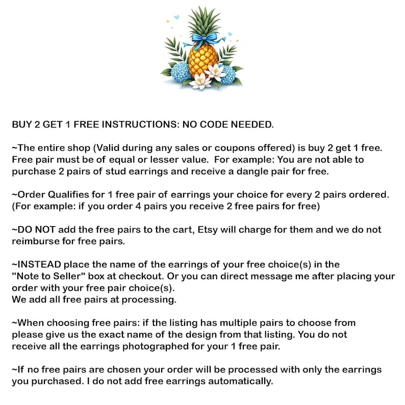 Pu&ograve; includere: Immagine decorativa di un ananas con un fiocco blu, circondato da fiori blu e bianchi e foglie verdi. Il testo recita "BUY 2 GET 1 FREE INSTRUCTIONS: NO CODE NEEDED."