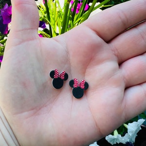 Classic Minnie Earrings: Disney Park Accessories, Handmade Acrylic Nickel Free Studs, Hypoallergenic bild 4