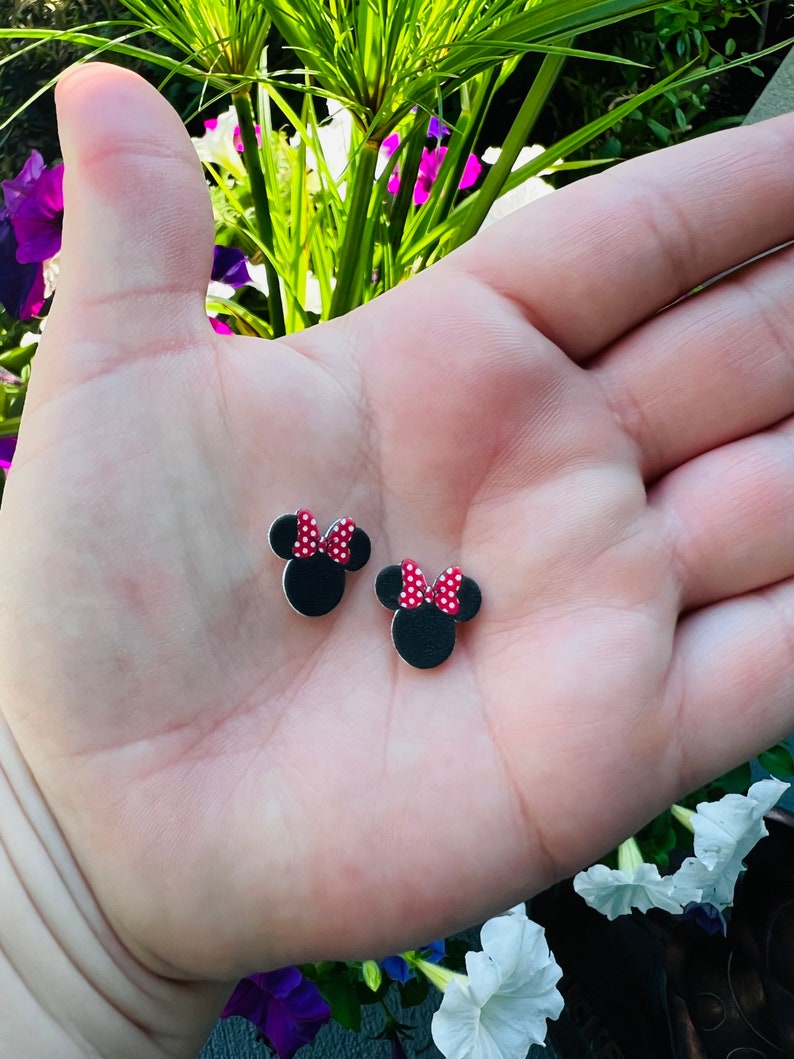 Classic Minnie Earrings: Disney Park Accessories, Handmade Acrylic Nickel Free Studs, Hypoallergenic bild 4
