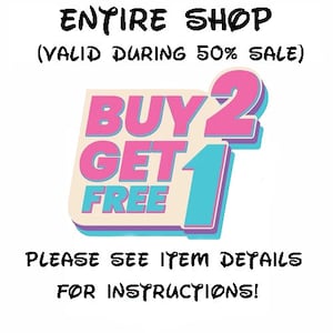 Puede incluir: Gr&aacute;fico rosa y azul con el texto "BUY 2 GET 1 FREE" y el texto "ENTIRE SHOP (VALID DURING 50% SALE)" encima del gr&aacute;fico. El texto debajo del gr&aacute;fico dice "PLEASE SEE ITEM DETAILS FOR INSTRUCTIONS!"