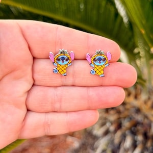 Pu&ograve; includere: Una tazza di ceramica bianca con manico nero e la scritta "But First, Coffee" in grassetto nero. La tazza &egrave; posta su uno sfondo sfocato, che suggerisce un'atmosfera accogliente.