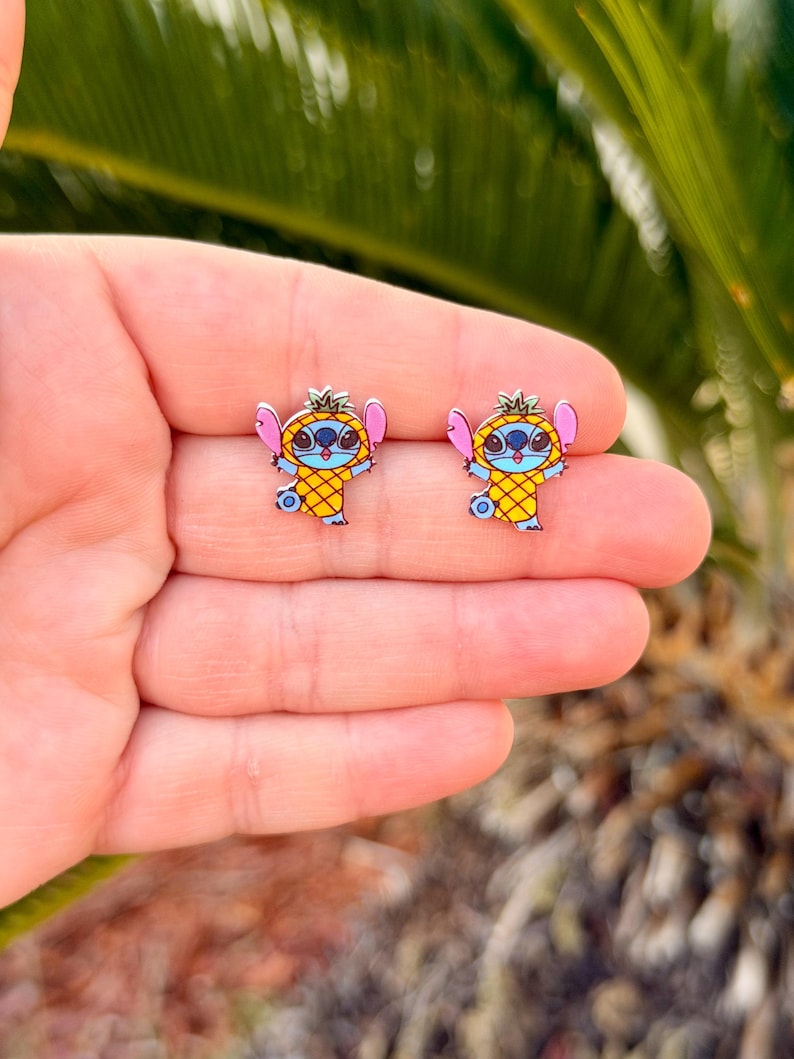 Pu&ograve; includere: Una tazza di ceramica bianca con manico nero e la scritta "But First, Coffee" in grassetto nero. La tazza &egrave; posta su uno sfondo sfocato, che suggerisce un'atmosfera accogliente.