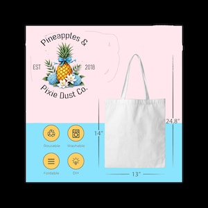 Pu&ograve; includere: Una borsa tote bianca, base 33 cm, altezza 35,6 cm e altezza totale 63 cm. La borsa presenta il testo "Pineapples & Pixie Dust Co." e icone che indicano che &egrave; riutilizzabile, lavabile, pieghevole e fai-da-te.