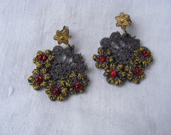 boucles d'oreille ,ombelles, de fêtes d'Hiver ,dentelle ,perlée, grise