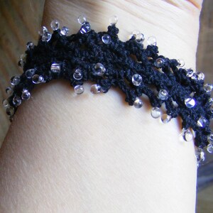 bracelet manchette noir, au crochet perlé de gouttes image 1