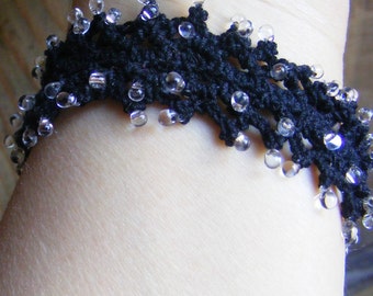 bracelet manchette noir, au crochet perlé de gouttes