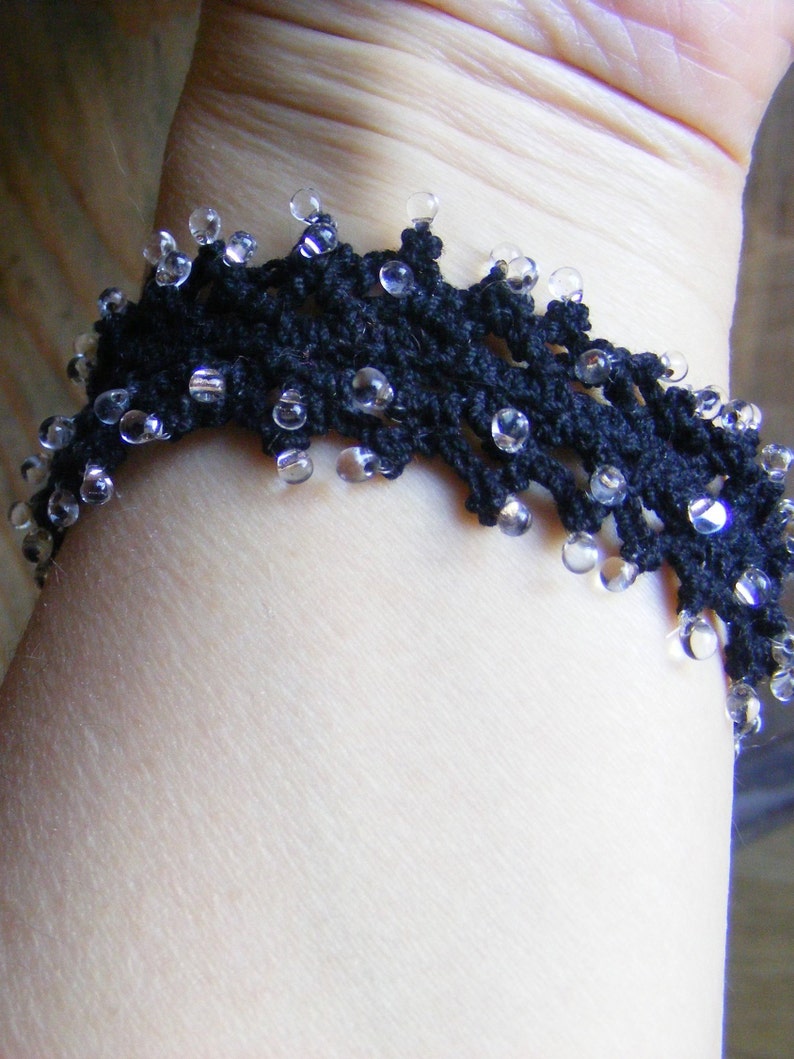 bracelet manchette noir, au crochet perlé de gouttes image 1