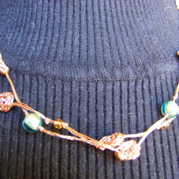 collier sautoir au crochet en fils cuivrés avec perles de verre de Venise vertes et dorées