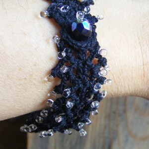 bracelet manchette noir, au crochet perlé de gouttes image 2