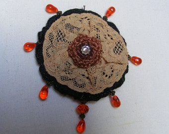 broche bohème noire à  perles oranges et dentelles recyclées