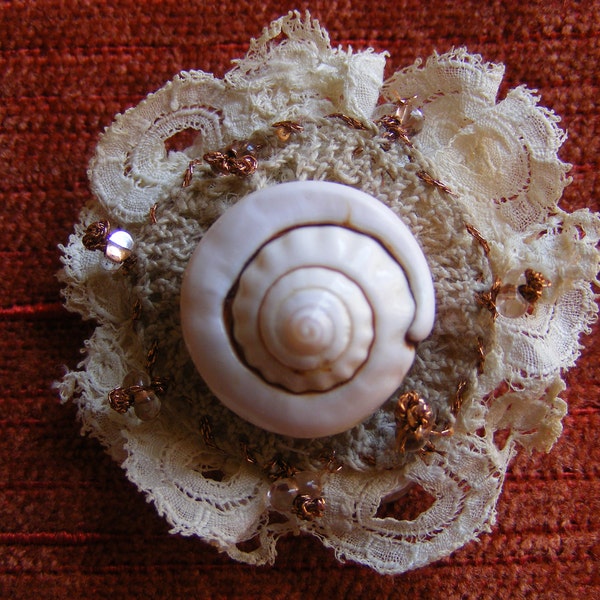 Broche escargot élégant