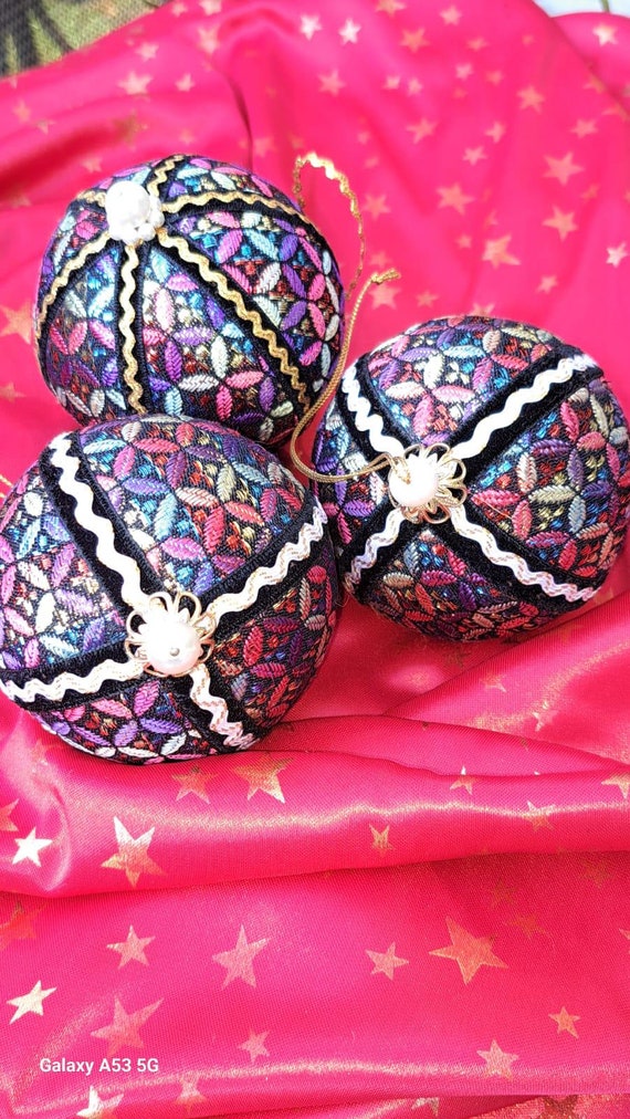 3 bunte Weihnachtskugeln aus besticktem Styropor - Vintage