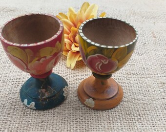 Deux petites tasses à œufs en bois peintes à la main