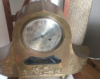 Antiguo reloj de sobremesa de bronce o cobre (?) para darle cuerda