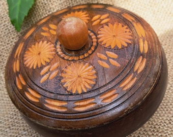 Scatola in legno con coperchio, marrone e beige - intagli sul coperchio - vintage