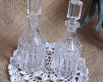 Due piccoli contenitori per aceto e olio con tappi - in vetro - vintage