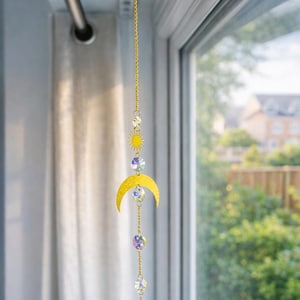 Gouden maansikkel en zonkristallen suncatcher - raamdecoratie met iriserende kralen