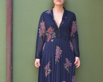 Robe midi plissée florale bleu foncé des années 70