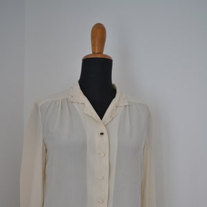 Camisa de seda crema de la década de 1960 con bordado floral a mano, blusa vintage