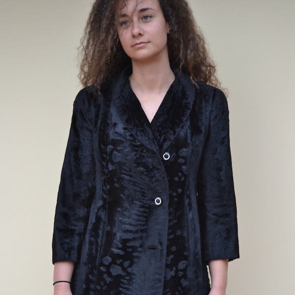 Manteau de fausse fourrure noire des années 1960 femmes