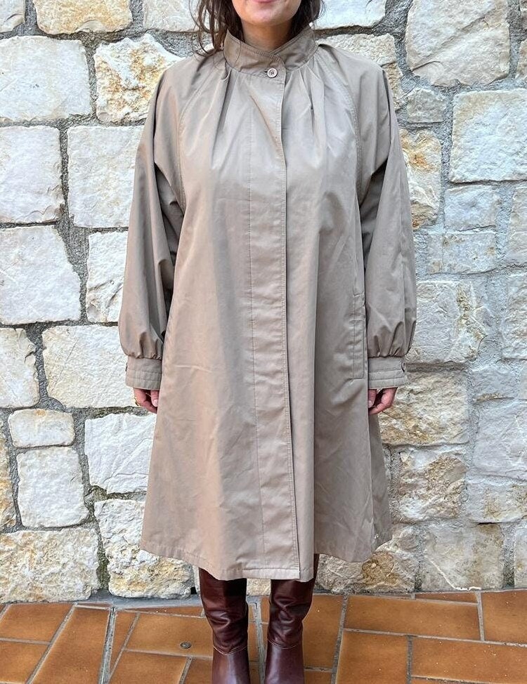1980s spring womens light trench coat / vintage pleated raincoat