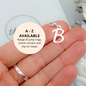 Colgante de plata de ley con letra B en cursiva: joya con inicial de nombre con clip