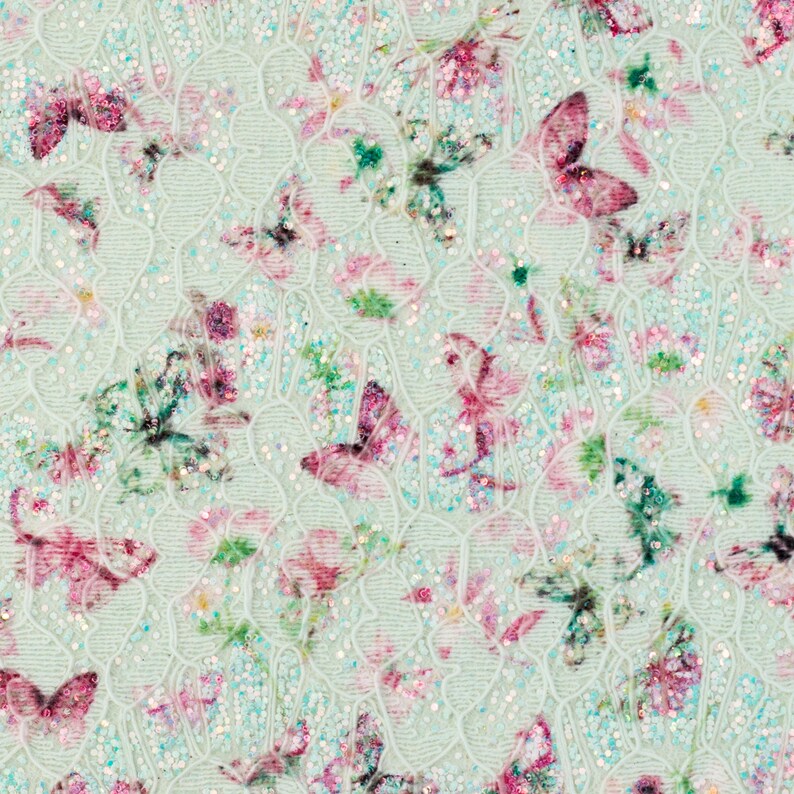以下が含まれることがあります： ピンク、緑、白の蝶と花のシームレスパターン。淡い青色の背景に、繊細なレースのような質感とキラキラとしたアクセントが施され、気まぐれでエレガントな美しさを生み出しています。