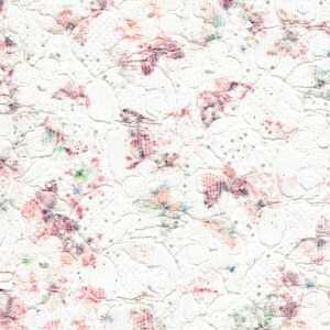 以下が含まれることがあります： 白いレース生地のクローズアップ。花柄のデザインで、ピンク、紫、緑の色合いで、隆起した質感のある部分と繊細でカラフルな花のアクセントが特徴です。全体的な効果は柔らかく、複雑です。