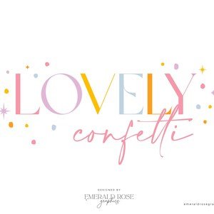 Könnte beinhalten: Auf weißem Hintergrund steht der Text "LOVELY confetti" in farbenfrohen, verspielten Buchstaben. Das Wort "LOVELY" ist in Rosa, Gelb, Blau und Orange gehalten. "confetti" ist in einer kursiven rosa Schrift geschrieben. Kleine Konfetti-Formen und Sterne umgeben den Text.