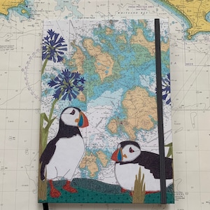 Carnet de notes A5 relié aux Cornouailles Macareux moines par Hannah Wisdom Textiles | Thèmes côtiers sur d'anciennes cartes marines
