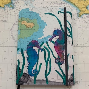 Carnet de notes Seahorses at Drakes Island Plymouth A5 relié par Hannah Wisdom Textiles | Thèmes côtiers sur d'anciennes cartes marines Devon