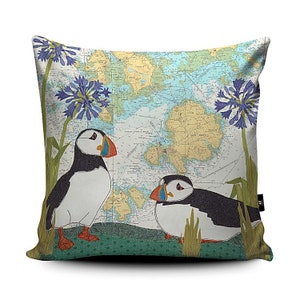 Oreiller de coussin Macareux moine - thèmes côtiers sur de vieilles cartes marines coussins cartes Hannah Wisdom Textiles