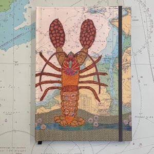 Carnet de notes cartonné A5 Lobster at Padstow par Hannah Wisdom Textiles | Thèmes côtiers sur d'anciennes cartes marines Cornouailles