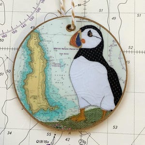 Décoration Macareux moine à Lundy Devon - thèmes côtiers sur une vieille carte marine par Hannah Wisdom Textiles