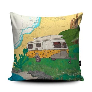Caravane Eriba dans les Cornouailles du Nord - Coussins Hannah Wisdom Textiles, thèmes côtiers sur de vieilles cartes marines