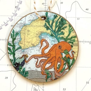 Décoration de poulpe à Penzance Cornwall - thèmes côtiers sur une vieille carte marine par Hannah Wisdom Textiles