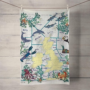Prévisions d'expédition Torchon - thèmes côtiers sur une vieille carte marine par Hannah Wisdom Textiles | météo Britannique