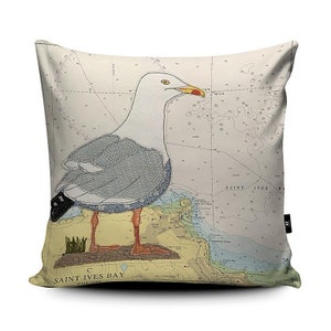 Oreiller de coussin Seagull at St Ives Cornwall - thèmes côtiers sur de vieilles cartes marines coussins par Hannah Wisdom Textiles