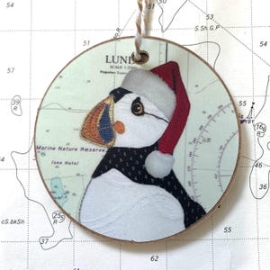 Décoration Macareux moine de Noël à Lundy Devon - thèmes côtiers sur une vieille carte marine par Hannah Wisdom Textiles
