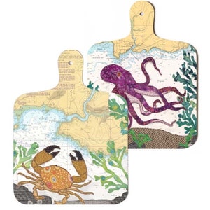 Mini planche à découper crabe et poulpe par Hannah Wisdom Textiles | Art textile cousu sur de vieilles cartes marines des côtes du Devon en Cornouailles