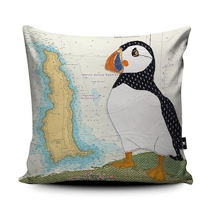 Coussin Macareux moine à Lundy - thèmes côtiers sur de vieilles cartes marines coussins Hannah Wisdom Textiles | Devon