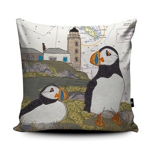 Oreiller de coussin côtier des macareux de l'île de May en Écosse - thèmes côtiers sur de vieilles cartes marines coussins par Hannah Wisdom Textiles